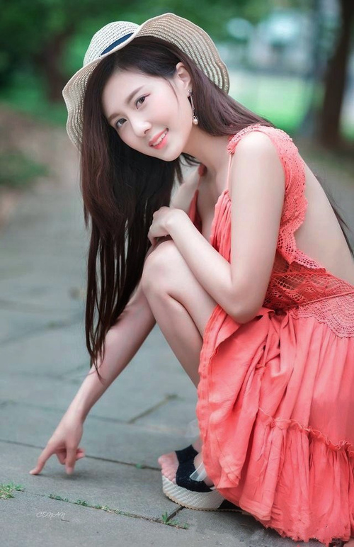 阿联酋队员表现抢眼，引来无数球迷喝彩，阿联酋的球星