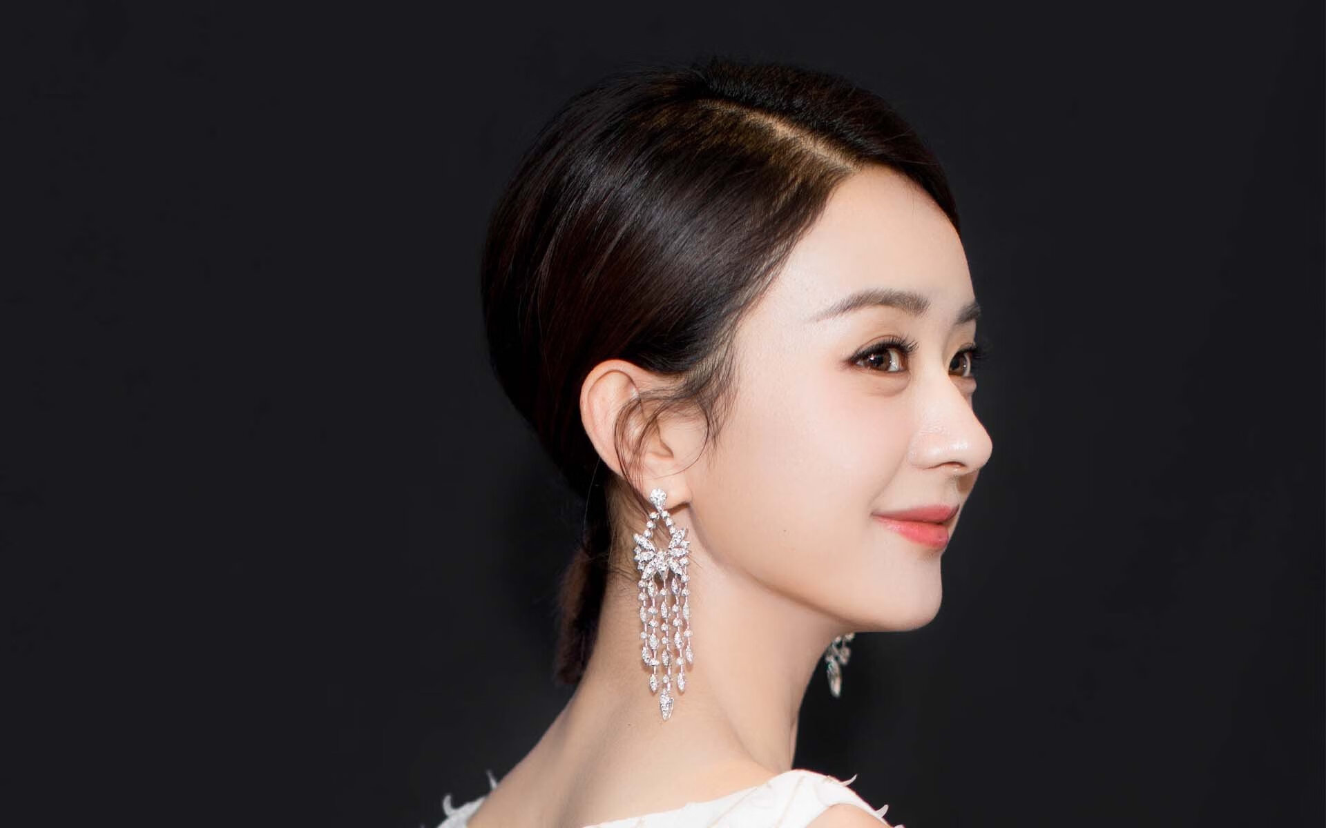 “简阳文体中心篮球赛:明星球员点燃观众激情”